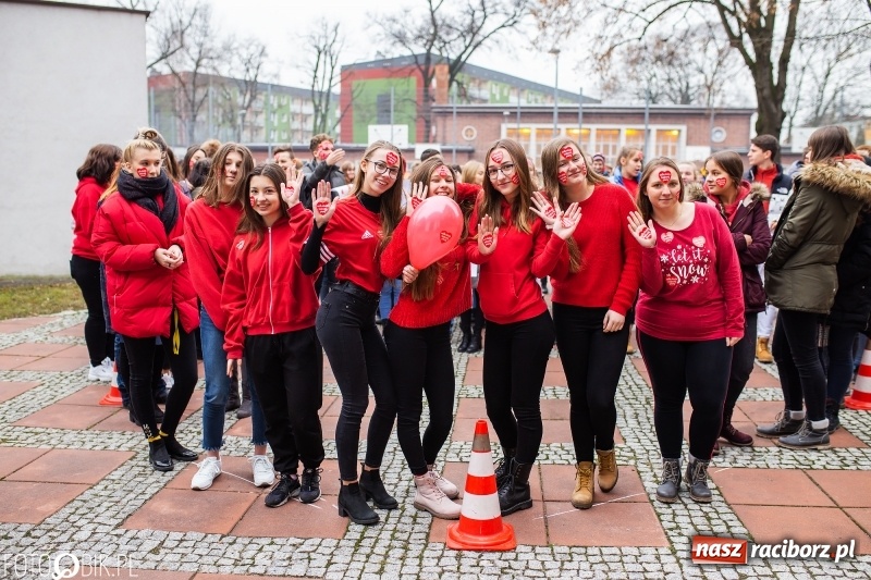 Zdjęcie w galerii na portalu naszraciborz.pl: Bądźmy razem. Społeczność szkolna I LO stanęła #MuremZaOwsiakiem wiadomości z regionu