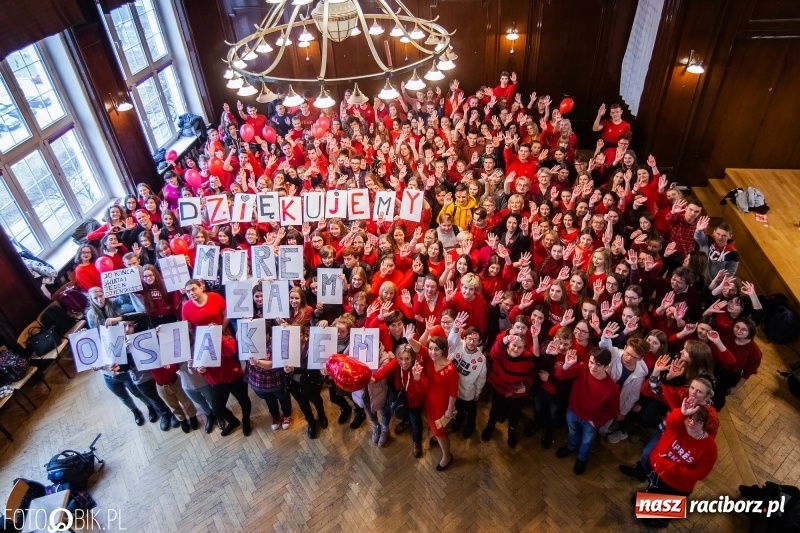 Zdjęcie w galerii na portalu naszraciborz.pl: Bądźmy razem. Społeczność szkolna I LO stanęła #MuremZaOwsiakiem wiadomości z regionu