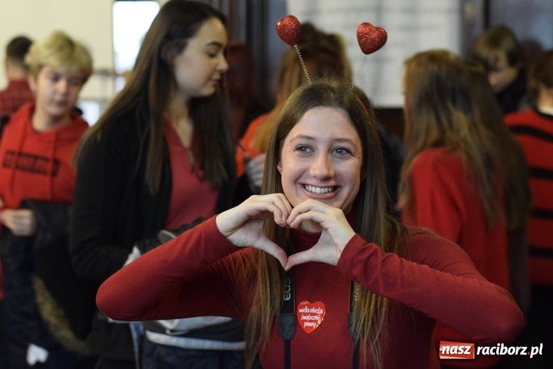 Zdjęcie w galerii na portalu naszraciborz.pl: Bądźmy razem. Społeczność szkolna I LO stanęła #MuremZaOwsiakiem wiadomości z regionu