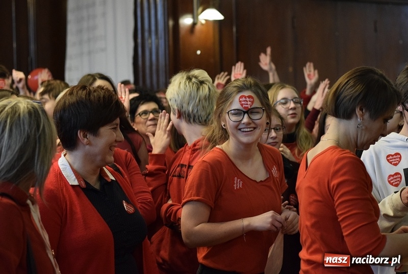 Zdjęcie w galerii na portalu naszraciborz.pl: Bądźmy razem. Społeczność szkolna I LO stanęła #MuremZaOwsiakiem wiadomości z regionu