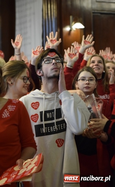 Zdjęcie w galerii na portalu naszraciborz.pl: Bądźmy razem. Społeczność szkolna I LO stanęła #MuremZaOwsiakiem wiadomości z regionu