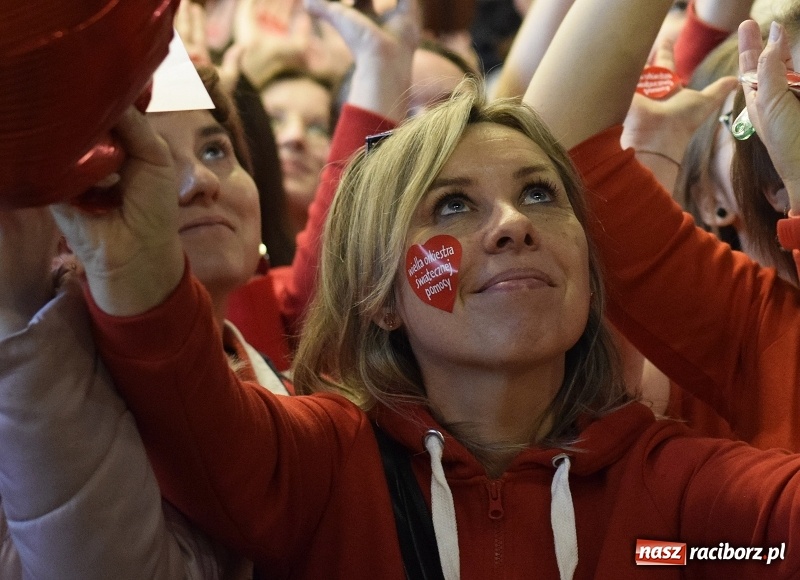 Zdjęcie w galerii na portalu naszraciborz.pl: Bądźmy razem. Społeczność szkolna I LO stanęła #MuremZaOwsiakiem wiadomości z regionu