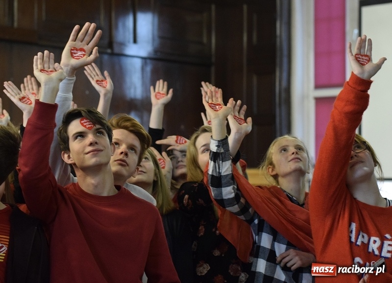 Zdjęcie w galerii na portalu naszraciborz.pl: Bądźmy razem. Społeczność szkolna I LO stanęła #MuremZaOwsiakiem wiadomości z regionu