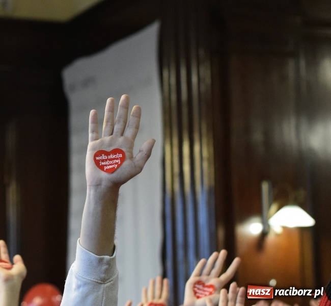 Zdjęcie w galerii na portalu naszraciborz.pl: Bądźmy razem. Społeczność szkolna I LO stanęła #MuremZaOwsiakiem wiadomości z regionu