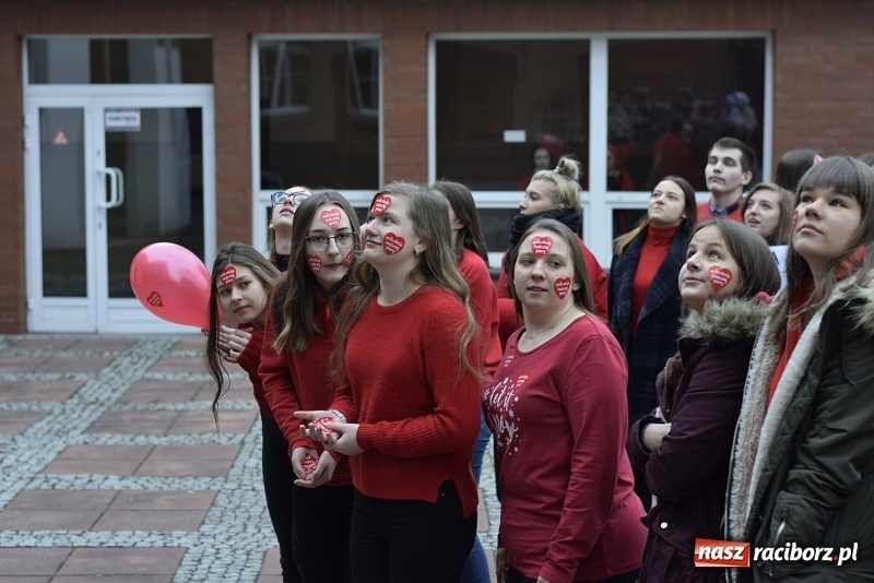 Zdjęcie w galerii na portalu naszraciborz.pl: Bądźmy razem. Społeczność szkolna I LO stanęła #MuremZaOwsiakiem wiadomości z regionu