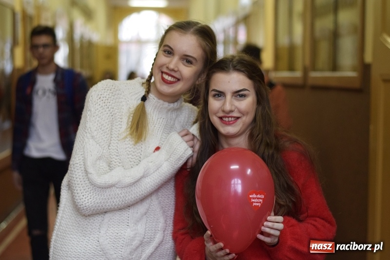 Zdjęcie w galerii na portalu naszraciborz.pl: Bądźmy razem. Społeczność szkolna I LO stanęła #MuremZaOwsiakiem wiadomości z regionu