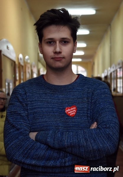 Zdjęcie w galerii na portalu naszraciborz.pl: Bądźmy razem. Społeczność szkolna I LO stanęła #MuremZaOwsiakiem wiadomości z regionu