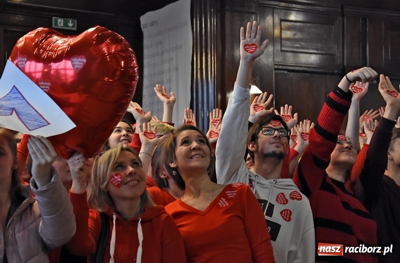 Zdjęcie w galerii na portalu naszraciborz.pl: Bądźmy razem. Społeczność szkolna I LO stanęła #MuremZaOwsiakiem wiadomości z regionu