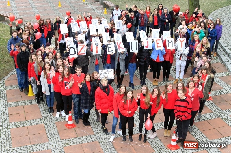 Zdjęcie w galerii na portalu naszraciborz.pl: Bądźmy razem. Społeczność szkolna I LO stanęła #MuremZaOwsiakiem wiadomości z regionu