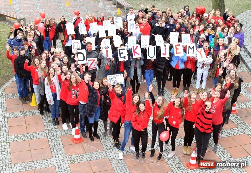 Zdjęcie w galerii na portalu naszraciborz.pl: Bądźmy razem. Społeczność szkolna I LO stanęła #MuremZaOwsiakiem wiadomości z regionu