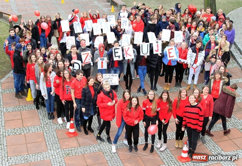 Zdjęcie w galerii na portalu naszraciborz.pl: Bądźmy razem. Społeczność szkolna I LO stanęła #MuremZaOwsiakiem wiadomości z regionu