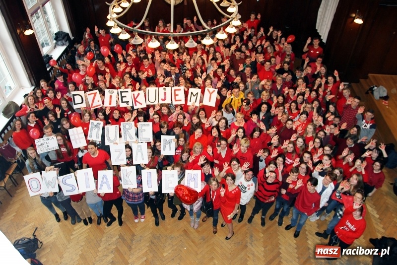 Zdjęcie w galerii na portalu naszraciborz.pl: Bądźmy razem. Społeczność szkolna I LO stanęła #MuremZaOwsiakiem wiadomości z regionu