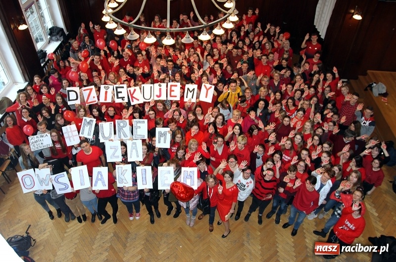 Zdjęcie w galerii na portalu naszraciborz.pl: Bądźmy razem. Społeczność szkolna I LO stanęła #MuremZaOwsiakiem wiadomości z regionu