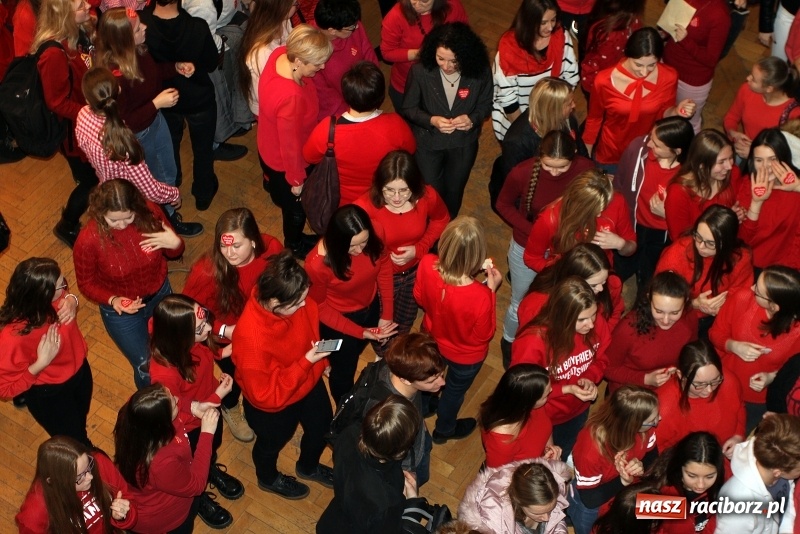 Zdjęcie w galerii na portalu naszraciborz.pl: Bądźmy razem. Społeczność szkolna I LO stanęła #MuremZaOwsiakiem wiadomości z regionu