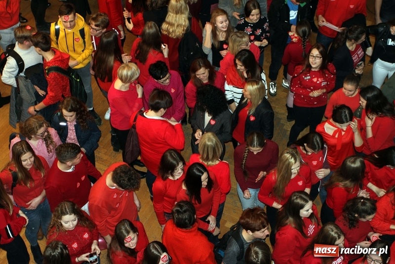 Zdjęcie w galerii na portalu naszraciborz.pl: Bądźmy razem. Społeczność szkolna I LO stanęła #MuremZaOwsiakiem wiadomości z regionu