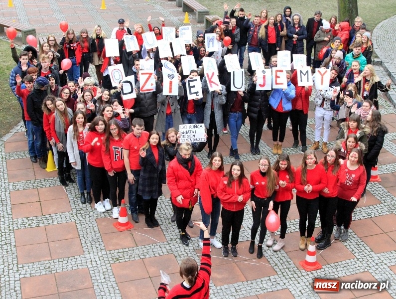 Zdjęcie w galerii na portalu naszraciborz.pl: Bądźmy razem. Społeczność szkolna I LO stanęła #MuremZaOwsiakiem wiadomości z regionu