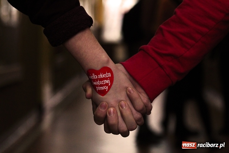 Zdjęcie w galerii na portalu naszraciborz.pl: Bądźmy razem. Społeczność szkolna I LO stanęła #MuremZaOwsiakiem wiadomości z regionu