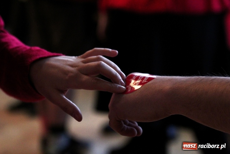 Zdjęcie w galerii na portalu naszraciborz.pl: Bądźmy razem. Społeczność szkolna I LO stanęła #MuremZaOwsiakiem wiadomości z regionu