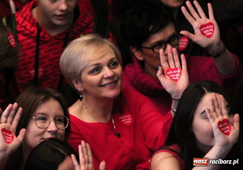 Zdjęcie w galerii na portalu naszraciborz.pl: Bądźmy razem. Społeczność szkolna I LO stanęła #MuremZaOwsiakiem wiadomości z regionu
