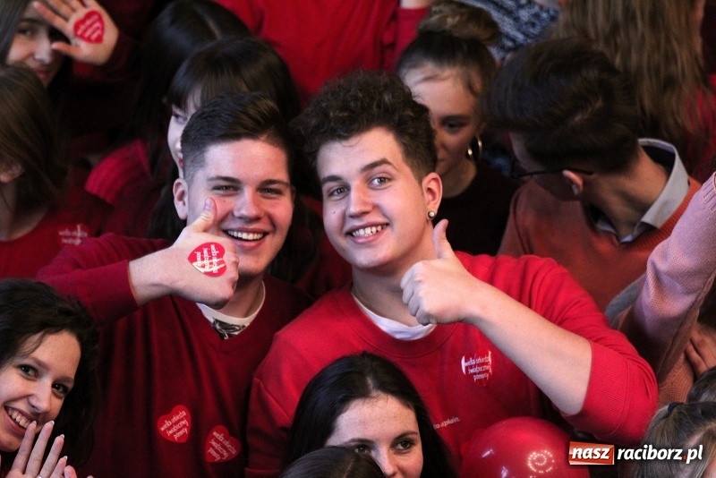 Zdjęcie w galerii na portalu naszraciborz.pl: Bądźmy razem. Społeczność szkolna I LO stanęła #MuremZaOwsiakiem wiadomości z regionu