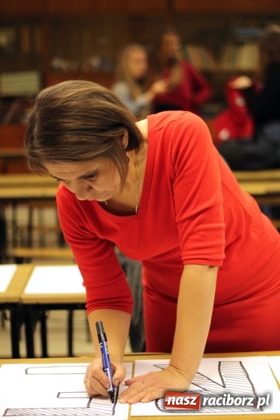 Zdjęcie w galerii na portalu naszraciborz.pl: Bądźmy razem. Społeczność szkolna I LO stanęła #MuremZaOwsiakiem wiadomości z regionu