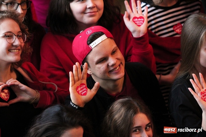 Zdjęcie w galerii na portalu naszraciborz.pl: Bądźmy razem. Społeczność szkolna I LO stanęła #MuremZaOwsiakiem wiadomości z regionu