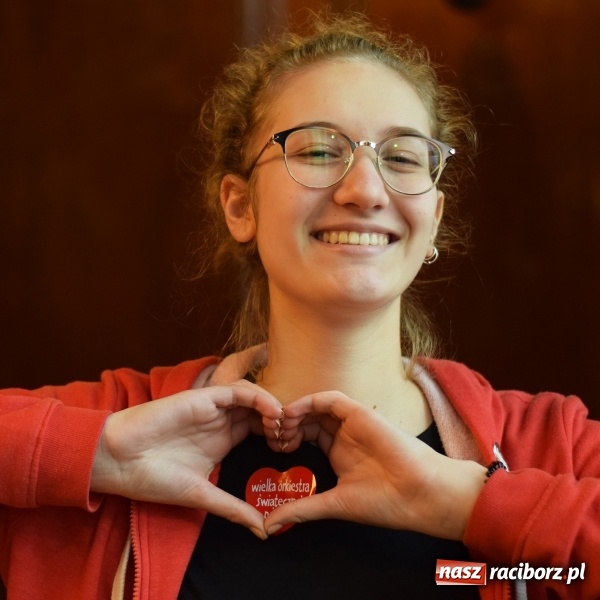 Zdjęcie w galerii na portalu naszraciborz.pl: Bądźmy razem. Społeczność szkolna I LO stanęła #MuremZaOwsiakiem wiadomości z regionu