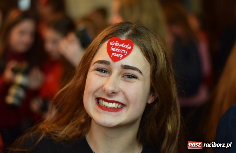 Zdjęcie w galerii na portalu naszraciborz.pl: Bądźmy razem. Społeczność szkolna I LO stanęła #MuremZaOwsiakiem wiadomości z regionu