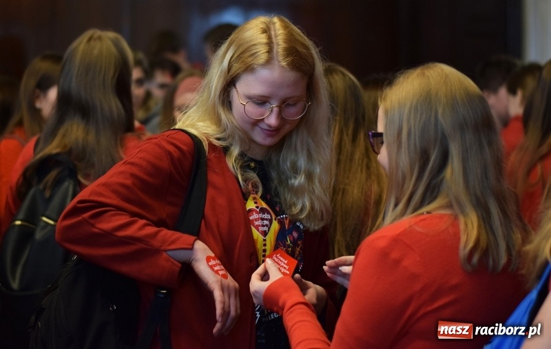 Zdjęcie w galerii na portalu naszraciborz.pl: Bądźmy razem. Społeczność szkolna I LO stanęła #MuremZaOwsiakiem wiadomości z regionu