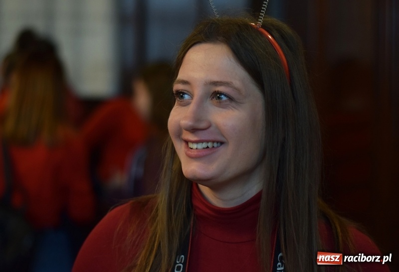 Zdjęcie w galerii na portalu naszraciborz.pl: Bądźmy razem. Społeczność szkolna I LO stanęła #MuremZaOwsiakiem wiadomości z regionu