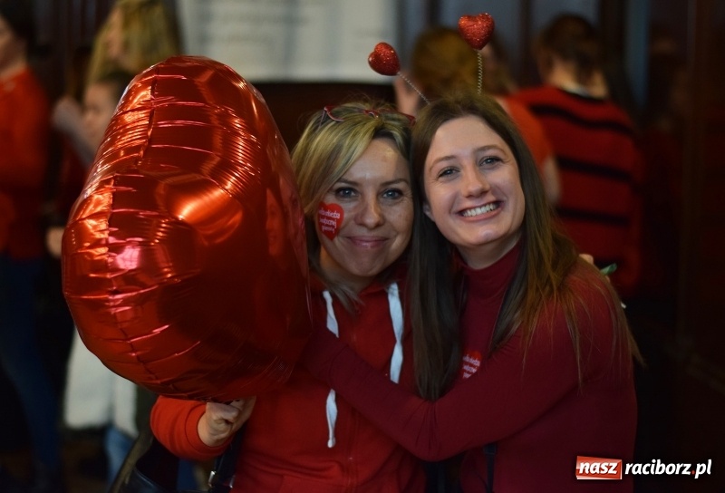 Zdjęcie w galerii na portalu naszraciborz.pl: Bądźmy razem. Społeczność szkolna I LO stanęła #MuremZaOwsiakiem wiadomości z regionu