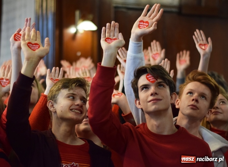 Zdjęcie w galerii na portalu naszraciborz.pl: Bądźmy razem. Społeczność szkolna I LO stanęła #MuremZaOwsiakiem wiadomości z regionu