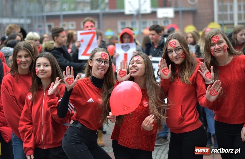 Zdjęcie w galerii na portalu naszraciborz.pl: Bądźmy razem. Społeczność szkolna I LO stanęła #MuremZaOwsiakiem wiadomości z regionu