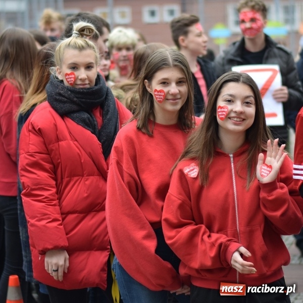 Zdjęcie w galerii na portalu naszraciborz.pl: Bądźmy razem. Społeczność szkolna I LO stanęła #MuremZaOwsiakiem wiadomości z regionu