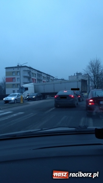 Zdjęcie w galerii na portalu naszraciborz.pl: Co się dzieje, kiedy kierowca już wie, że przed nim jest wiadukt  wiadomości z regionu