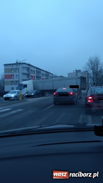 Zdjęcie w galerii na portalu naszraciborz.pl: Co się dzieje, kiedy kierowca już wie, że przed nim jest wiadukt  wiadomości z regionu