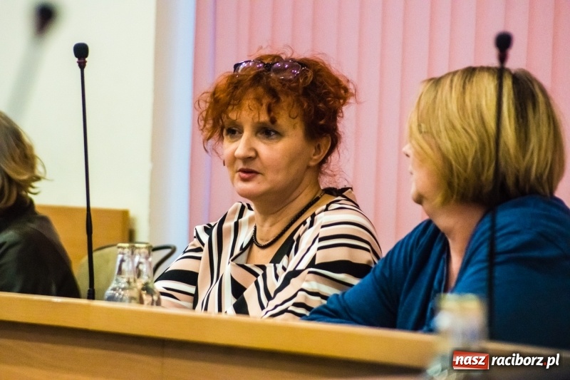 Zdjęcie w galerii na portalu naszraciborz.pl: Darmowe autobusy na ferie? Czy szkołom grozi strajk? Co z kaskami, bakteriami w H2Ostróg i poradnią uzależnień?  wiadomości z regionu