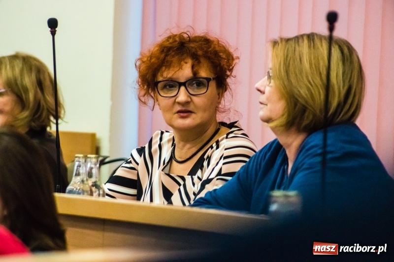 Zdjęcie w galerii na portalu naszraciborz.pl: Darmowe autobusy na ferie? Czy szkołom grozi strajk? Co z kaskami, bakteriami w H2Ostróg i poradnią uzależnień?  wiadomości z regionu