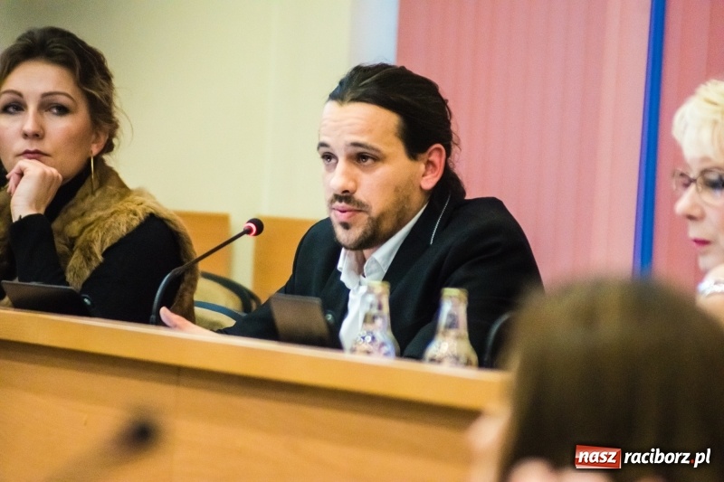 Zdjęcie w galerii na portalu naszraciborz.pl: Darmowe autobusy na ferie? Czy szkołom grozi strajk? Co z kaskami, bakteriami w H2Ostróg i poradnią uzależnień?  wiadomości z regionu