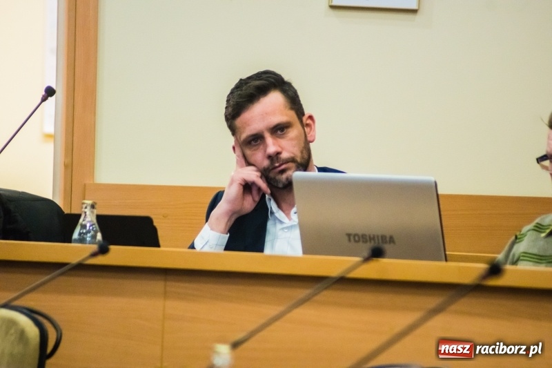 Zdjęcie w galerii na portalu naszraciborz.pl: Darmowe autobusy na ferie? Czy szkołom grozi strajk? Co z kaskami, bakteriami w H2Ostróg i poradnią uzależnień?  wiadomości z regionu