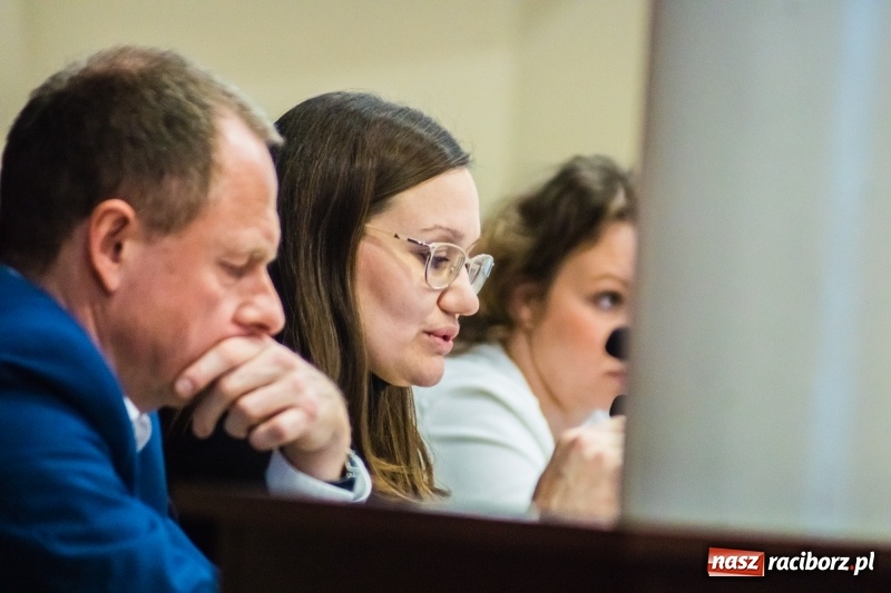 Zdjęcie w galerii na portalu naszraciborz.pl: Darmowe autobusy na ferie? Czy szkołom grozi strajk? Co z kaskami, bakteriami w H2Ostróg i poradnią uzależnień?  wiadomości z regionu