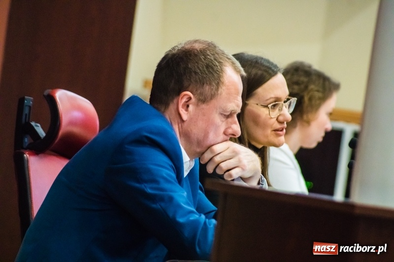 Zdjęcie w galerii na portalu naszraciborz.pl: Darmowe autobusy na ferie? Czy szkołom grozi strajk? Co z kaskami, bakteriami w H2Ostróg i poradnią uzależnień?  wiadomości z regionu