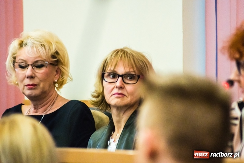 Zdjęcie w galerii na portalu naszraciborz.pl: Darmowe autobusy na ferie? Czy szkołom grozi strajk? Co z kaskami, bakteriami w H2Ostróg i poradnią uzależnień?  wiadomości z regionu