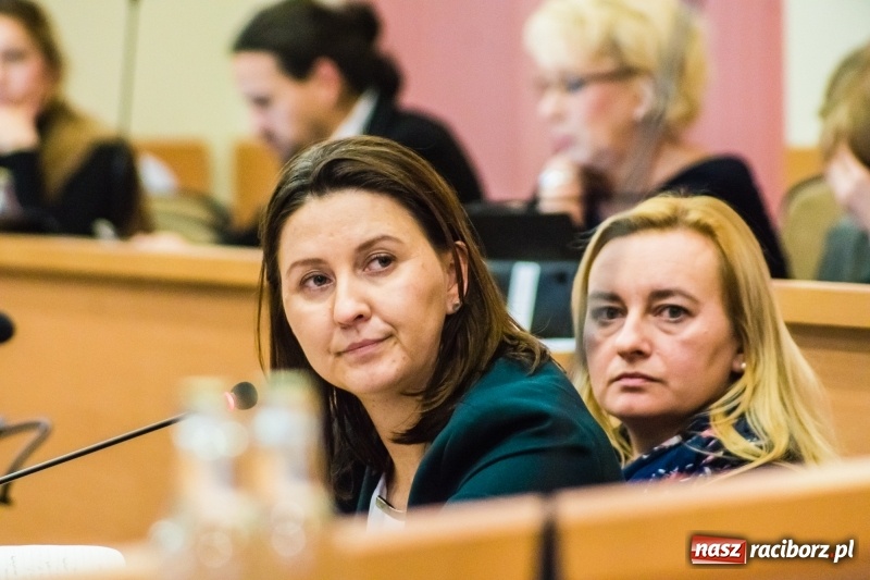 Zdjęcie w galerii na portalu naszraciborz.pl: Darmowe autobusy na ferie? Czy szkołom grozi strajk? Co z kaskami, bakteriami w H2Ostróg i poradnią uzależnień?  wiadomości z regionu