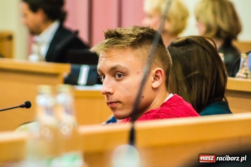 Zdjęcie w galerii na portalu naszraciborz.pl: Darmowe autobusy na ferie? Czy szkołom grozi strajk? Co z kaskami, bakteriami w H2Ostróg i poradnią uzależnień?  wiadomości z regionu