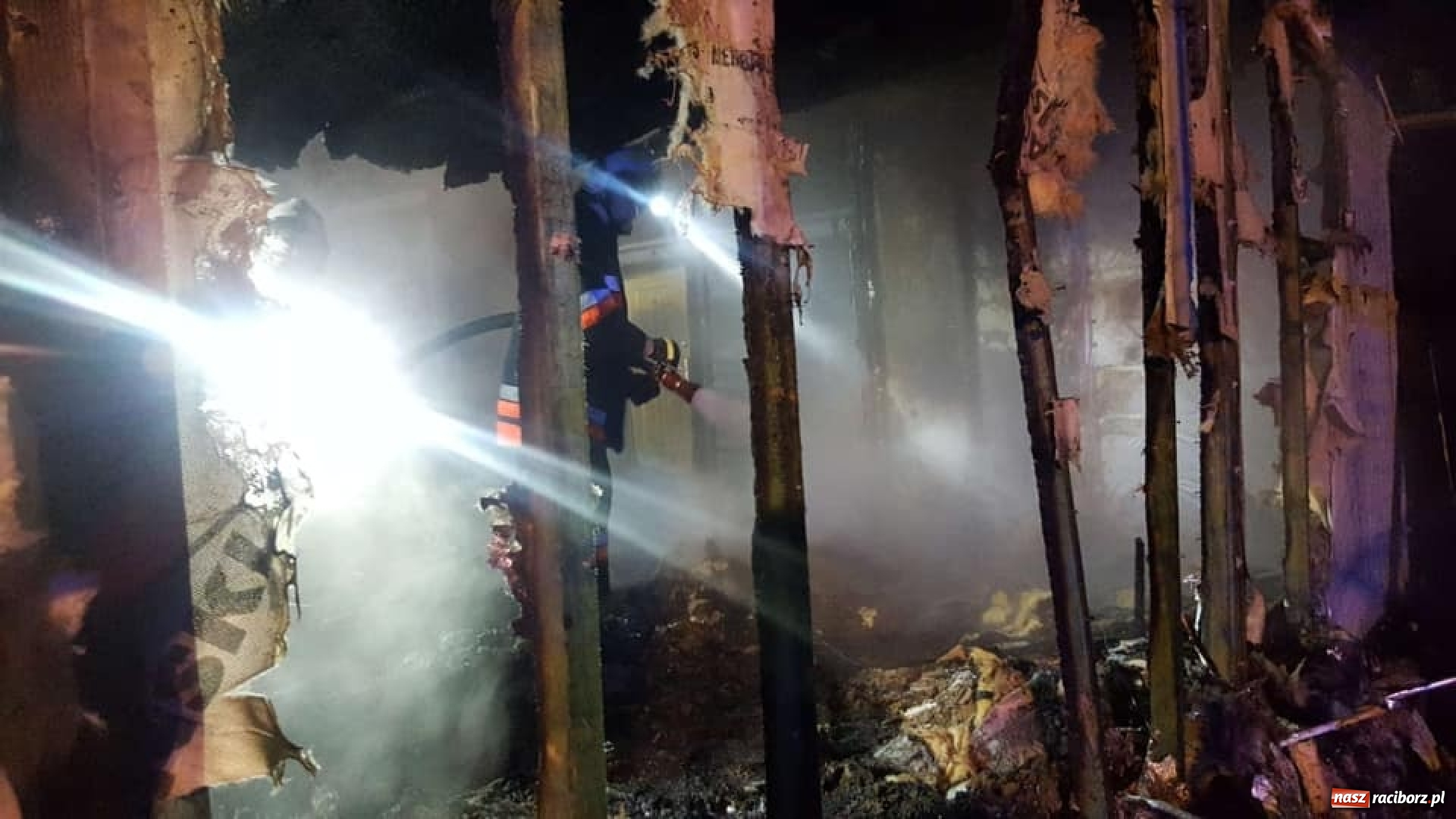 Zdjęcie w galerii na portalu naszraciborz.pl: Nocny pożar w ośrodku wypoczynkowym w Szymocicach. Paliły się pomieszczenia techniczne i kompleks SPA wiadomości z regionu