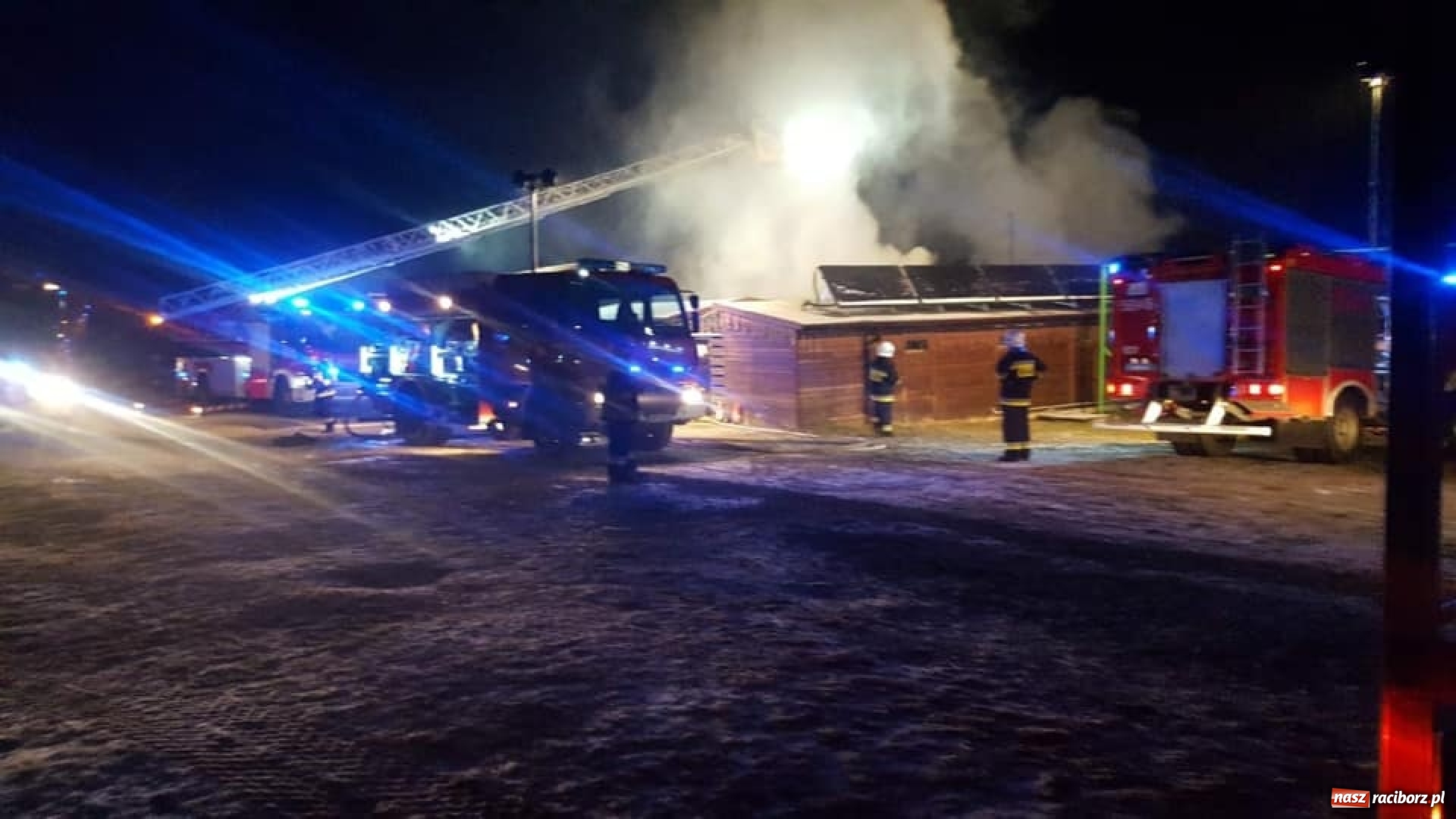 Zdjęcie w galerii na portalu naszraciborz.pl: Nocny pożar w ośrodku wypoczynkowym w Szymocicach. Paliły się pomieszczenia techniczne i kompleks SPA wiadomości z regionu