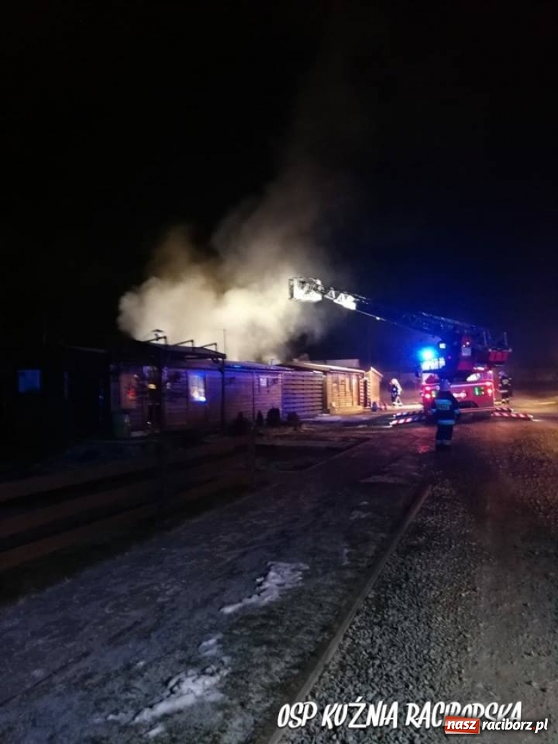 Zdjęcie w galerii na portalu naszraciborz.pl: Nocny pożar w ośrodku wypoczynkowym w Szymocicach. Paliły się pomieszczenia techniczne i kompleks SPA wiadomości z regionu