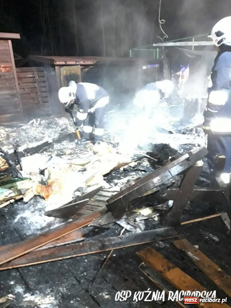 Zdjęcie w galerii na portalu naszraciborz.pl: Nocny pożar w ośrodku wypoczynkowym w Szymocicach. Paliły się pomieszczenia techniczne i kompleks SPA wiadomości z regionu