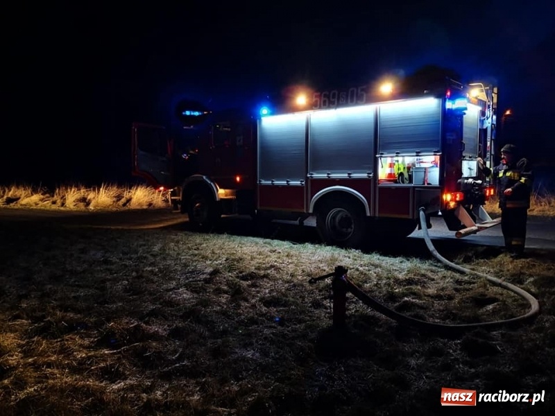 Zdjęcie w galerii na portalu naszraciborz.pl: Nocny pożar w ośrodku wypoczynkowym w Szymocicach. Paliły się pomieszczenia techniczne i kompleks SPA wiadomości z regionu